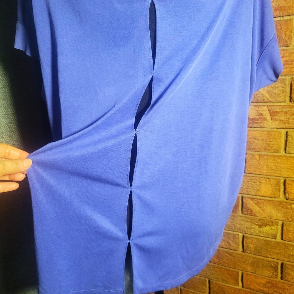 Naked Zebra Blue/Periwinkle V-Neck Short Sleeved Blouse w/Back Cutouts - Size M - Picture 5 of 10